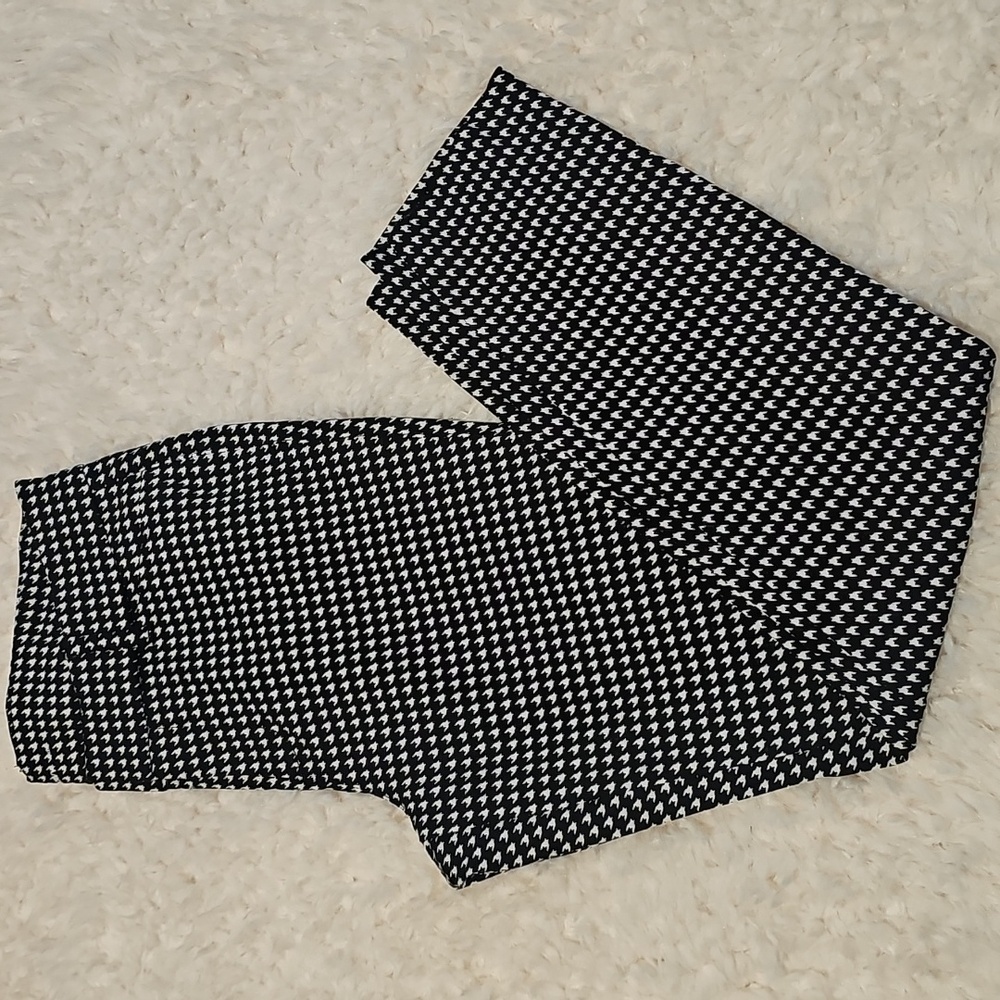 Old Navy Houndstooth Capri Pixie Pants
